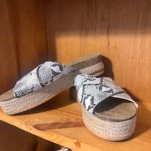 Snake skin print, espadrilles